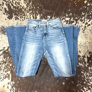 Gorgeous used like new size 24 bellbottom jeans. Very trendy Spring/Summer 2025